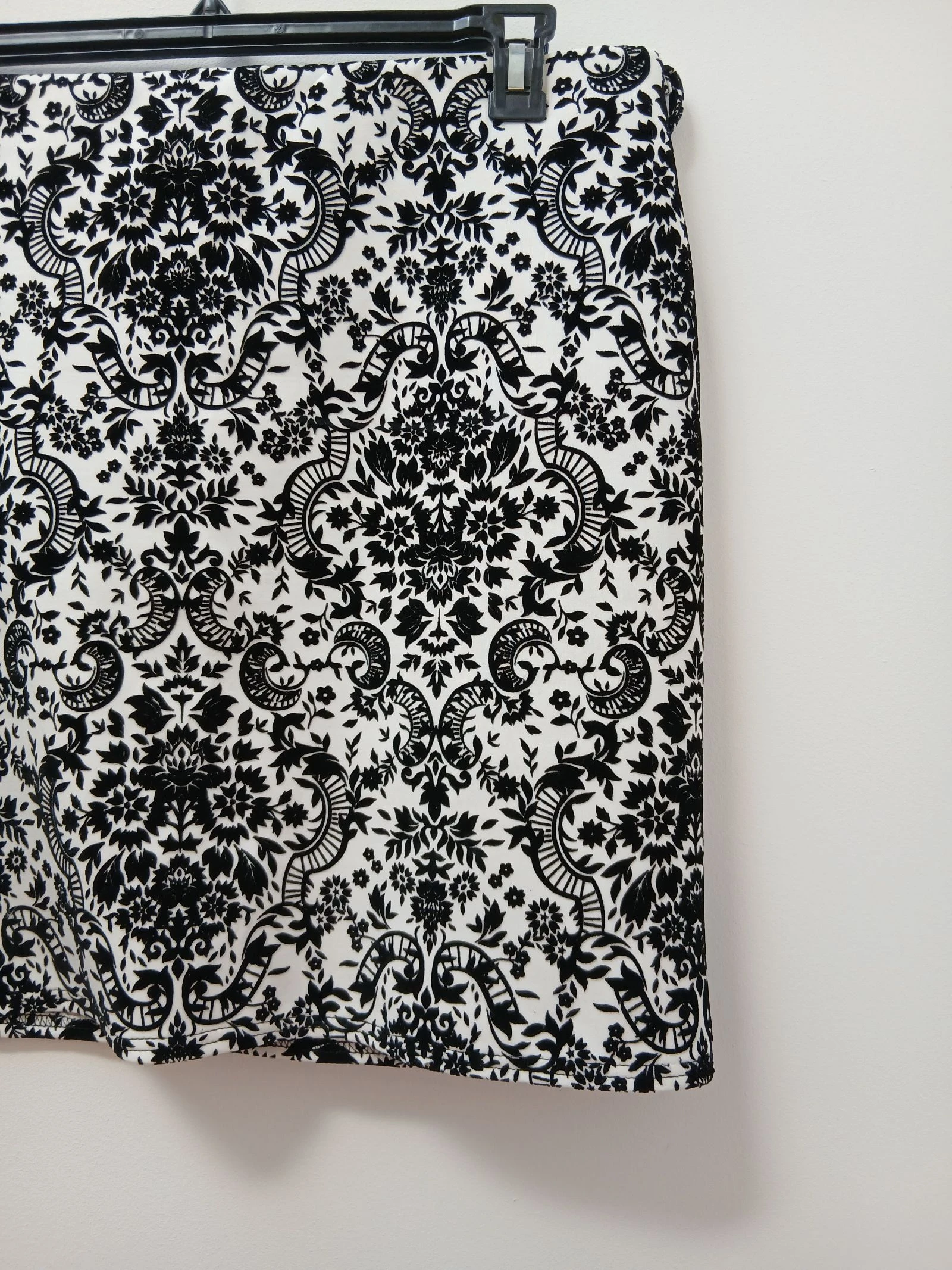 Magnífica falda blanca con motivos de terciopelo negro talla 48 Yessica C&A – photo 5